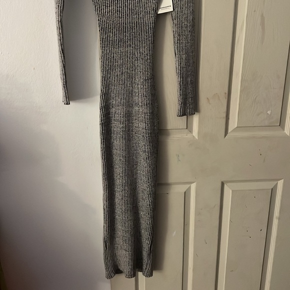 Long sleeve sweater dress with a back cutout and split in the back - Picture 3 of 6